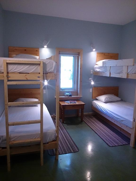 Upper Laberge Hot Springs Campground & Hostel الغرفة الصورة