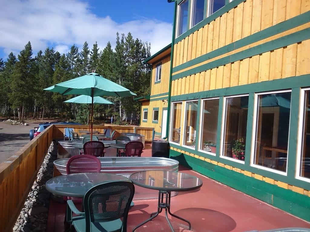 Upper Laberge Hot Springs Campground & Hostel المظهر الخارجي الصورة